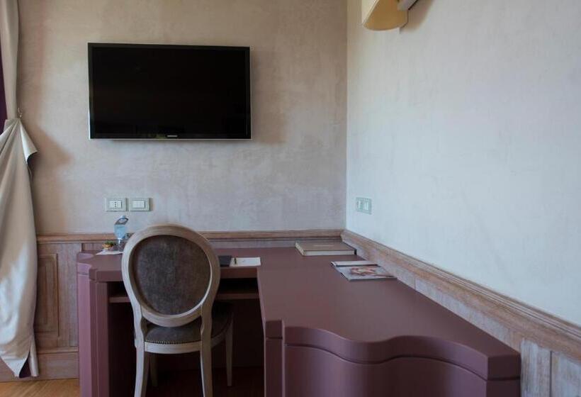 اتاق لوکس با چشم‌انداز باغ, Villa Lattanzi