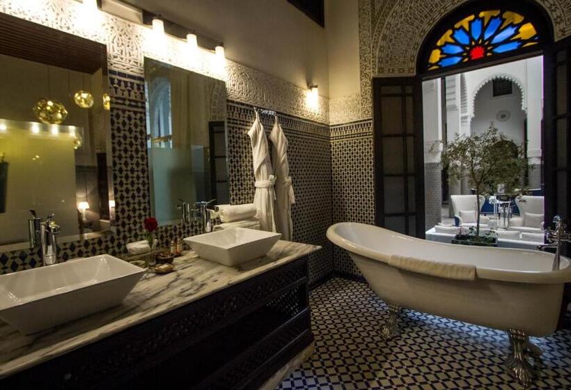 سوییت با چشم‌انداز استخر, Riad Braya