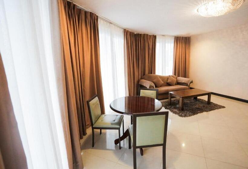 סוויטה, The Lake Hotel Tagaytay