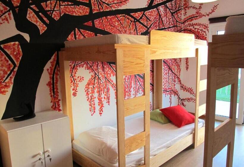 ルームシェアのワンベッド, Arthouse Surf Ericeira