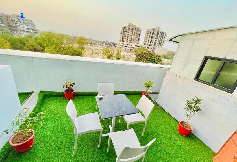 디럭스 룸, Avenue