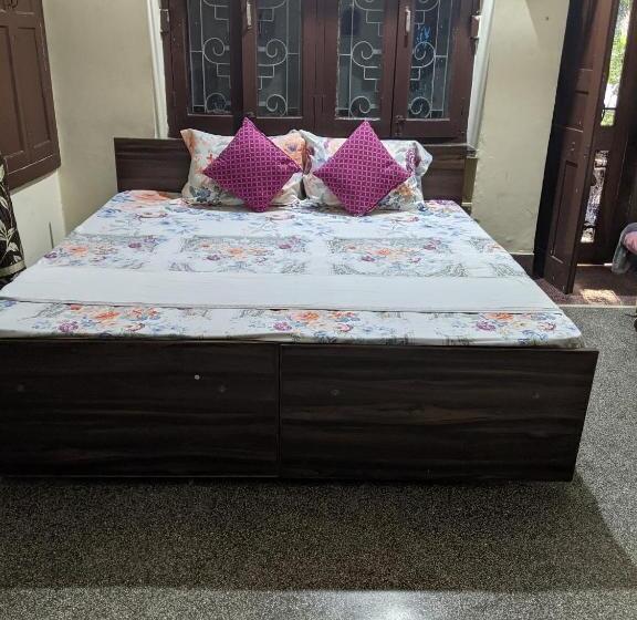 エコノミートリプルルーム, Kanchan Dehradun