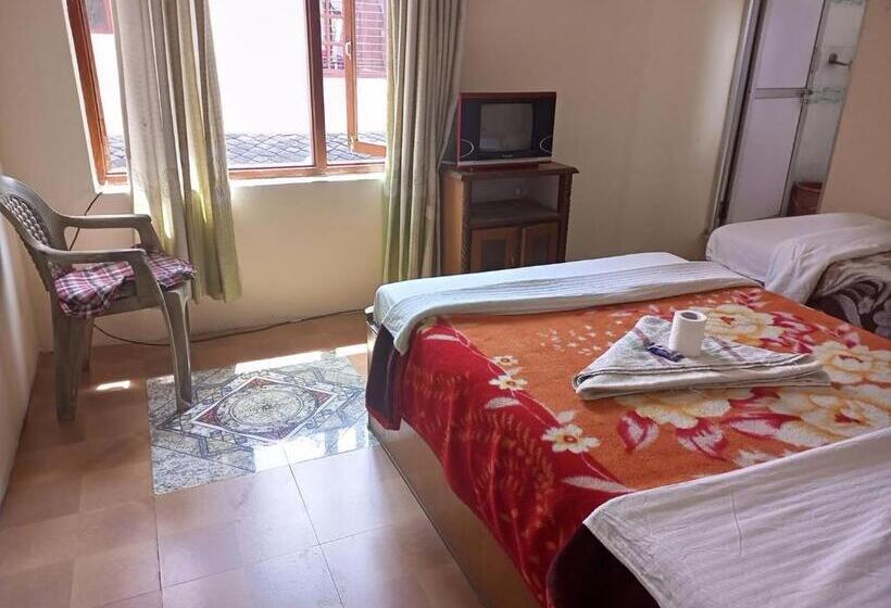 이코노미 트리플 룸, Rosemerry