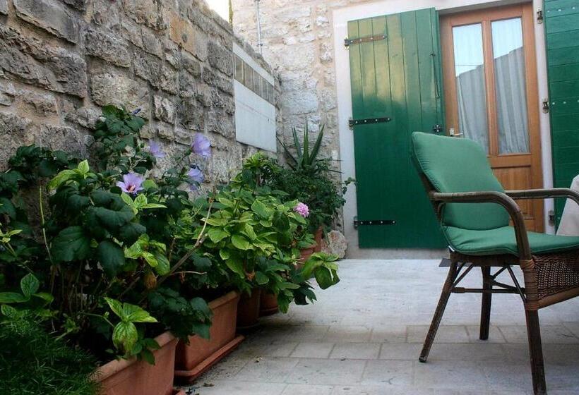 דירת חדר בקומת קרקע, Guest House Lucijo