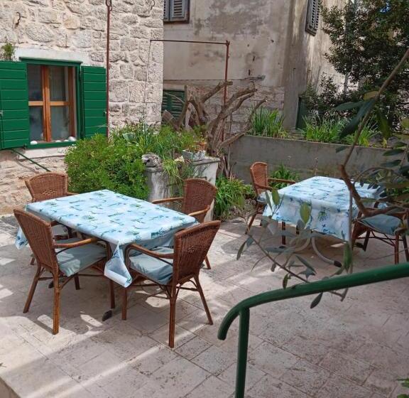 דירת חדר, Guest House Lucijo