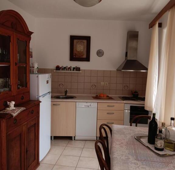 דירת חדר, Guest House Lucijo