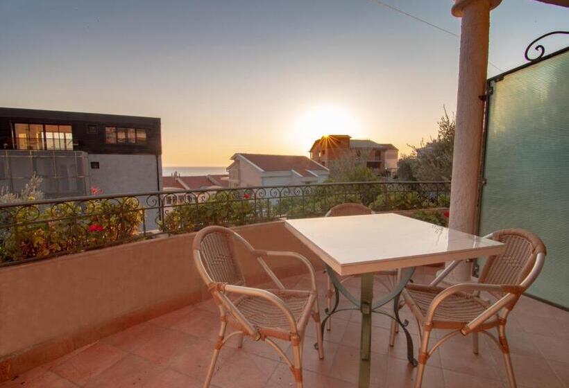 اتاق استاندارد سه تخته با بالکن, Apartments And Rooms Levantin Inn