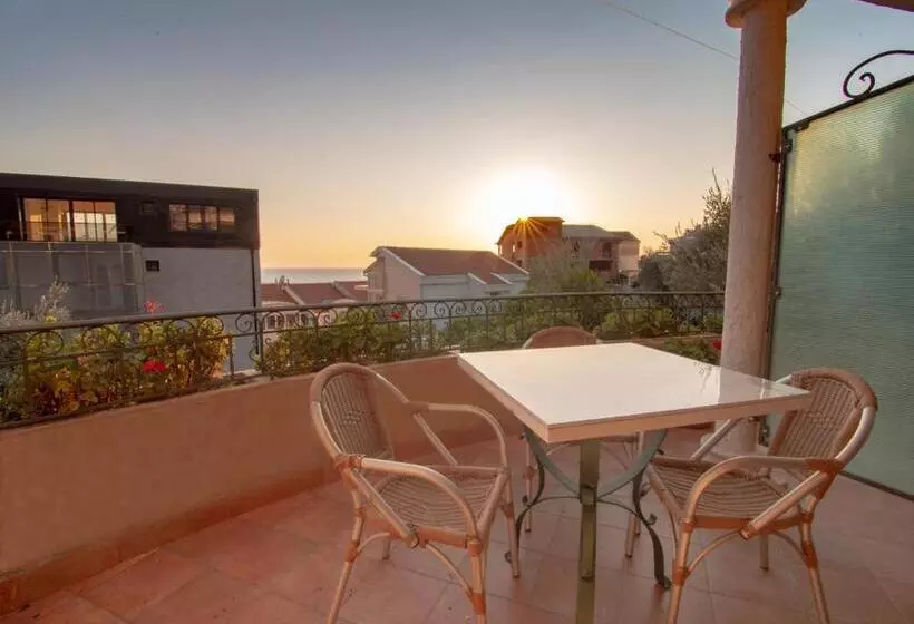 اتاق استاندارد سه تخته با بالکن, Apartments And Rooms Levantin Inn