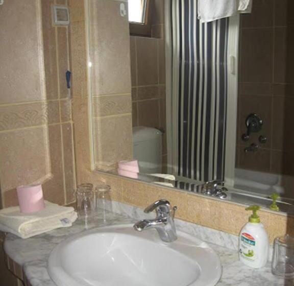 اتاق استاندارد سه تخته با بالکن, Apartments And Rooms Levantin Inn