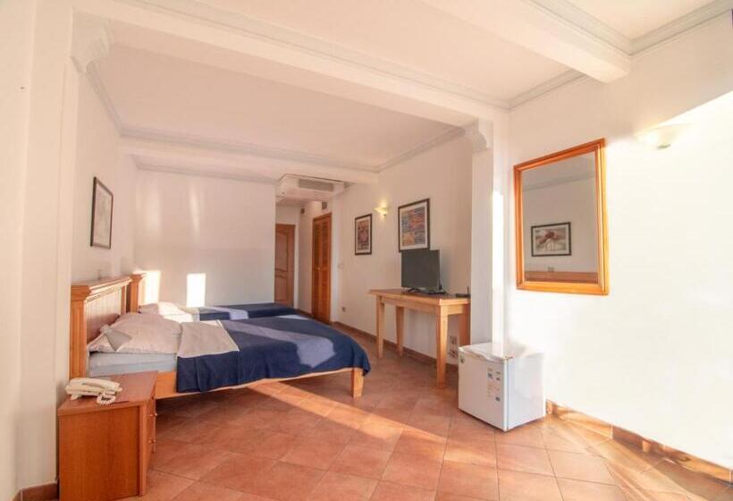 اتاق استاندارد سه تخته با بالکن, Apartments And Rooms Levantin Inn