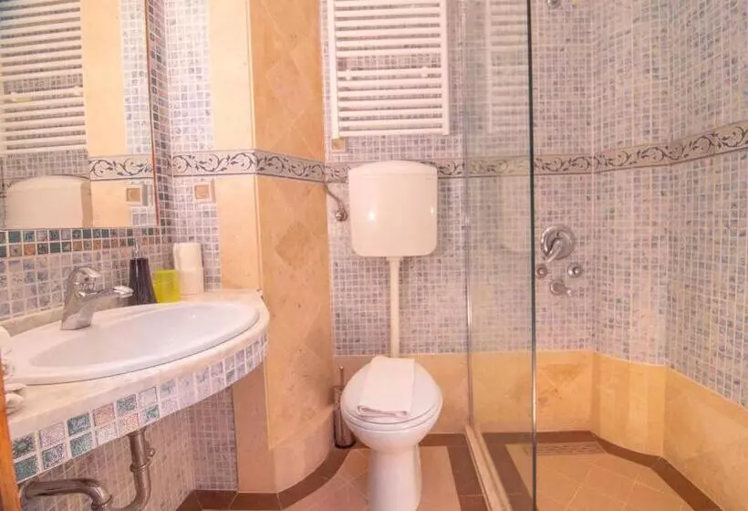 اتاق اساندارد با چشم‌انداز جانبی به دریا, Apartments And Rooms Levantin Inn