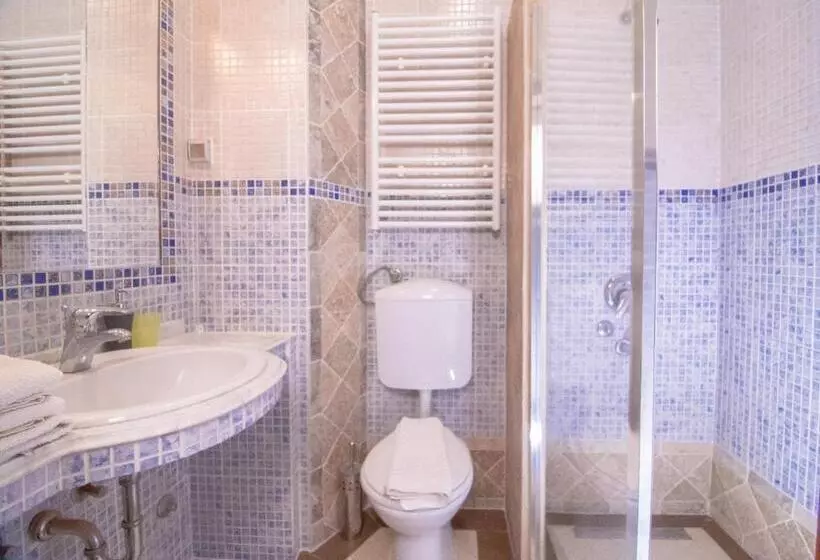 اتاق اساندارد با چشم‌انداز جانبی به دریا, Apartments And Rooms Levantin Inn
