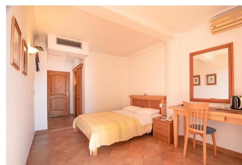 اتاق اساندارد با چشمانداز جانبی به دریا, Apartments And Rooms Levantin Inn