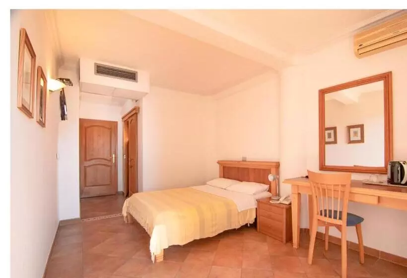 اتاق اساندارد با چشم‌انداز جانبی به دریا, Apartments And Rooms Levantin Inn