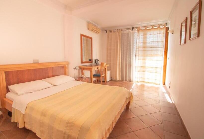 اتاق اساندارد با چشم‌انداز جانبی به دریا, Apartments And Rooms Levantin Inn
