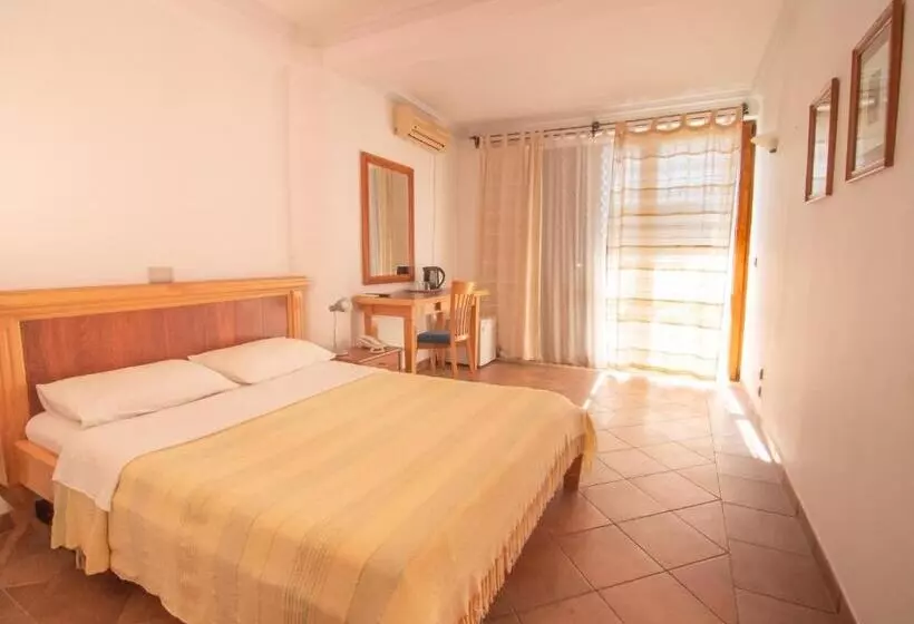 اتاق اساندارد با چشم‌انداز جانبی به دریا, Apartments And Rooms Levantin Inn