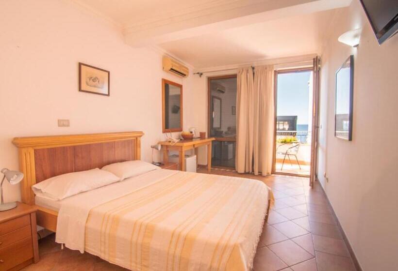 اتاق اساندارد با چشمانداز جانبی به دریا, Apartments And Rooms Levantin Inn