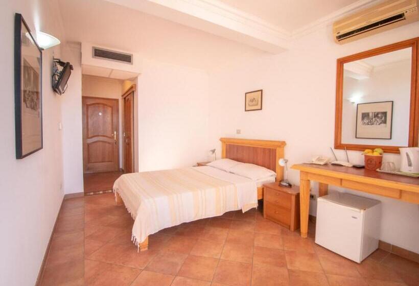 اتاق اساندارد با چشمانداز جانبی به دریا, Apartments And Rooms Levantin Inn