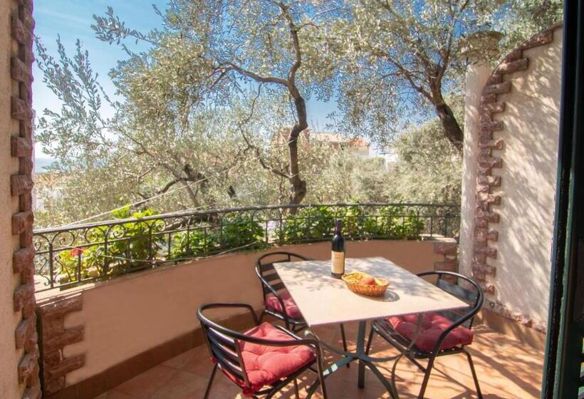 اتاق استاندارد سه تخته با چشمانداز استخر, Apartments And Rooms Levantin Inn