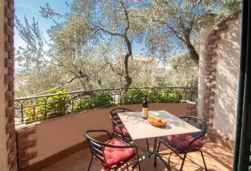 اتاق استاندارد سه تخته با چشم‌انداز استخر, Apartments And Rooms Levantin Inn