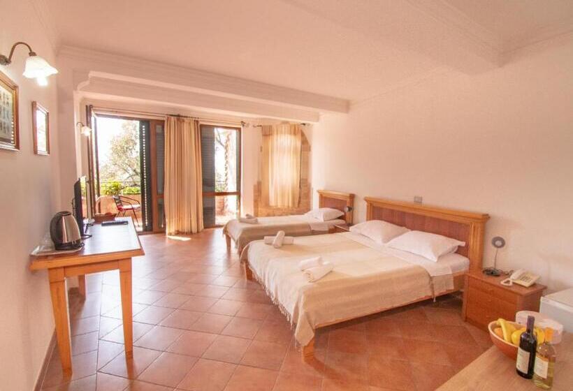 اتاق استاندارد سه تخته با چشم‌انداز استخر, Apartments And Rooms Levantin Inn