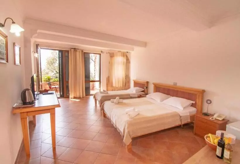 اتاق استاندارد سه تخته با چشم‌انداز استخر, Apartments And Rooms Levantin Inn