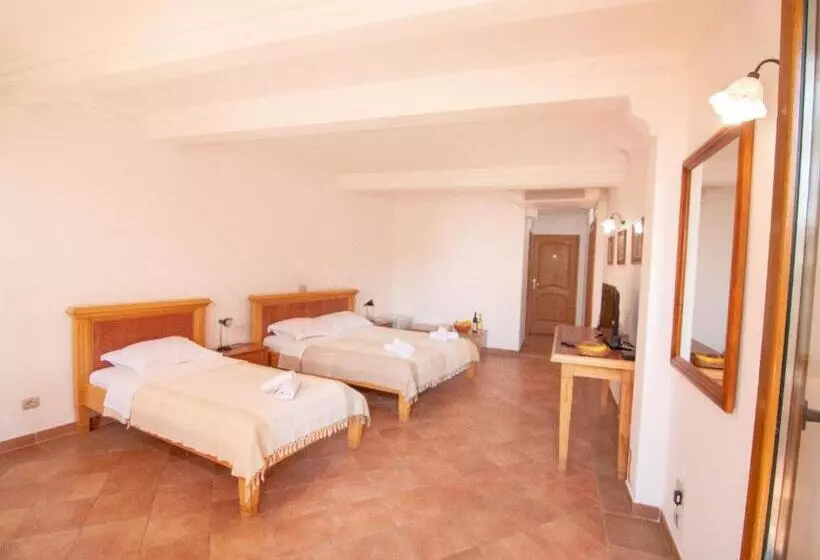 اتاق استاندارد سه تخته با چشم‌انداز استخر, Apartments And Rooms Levantin Inn