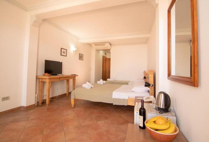 اتاق استاندارد سه تخته با بالکن, Apartments And Rooms Levantin Inn