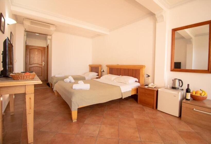 اتاق استاندارد سه تخته با بالکن, Apartments And Rooms Levantin Inn