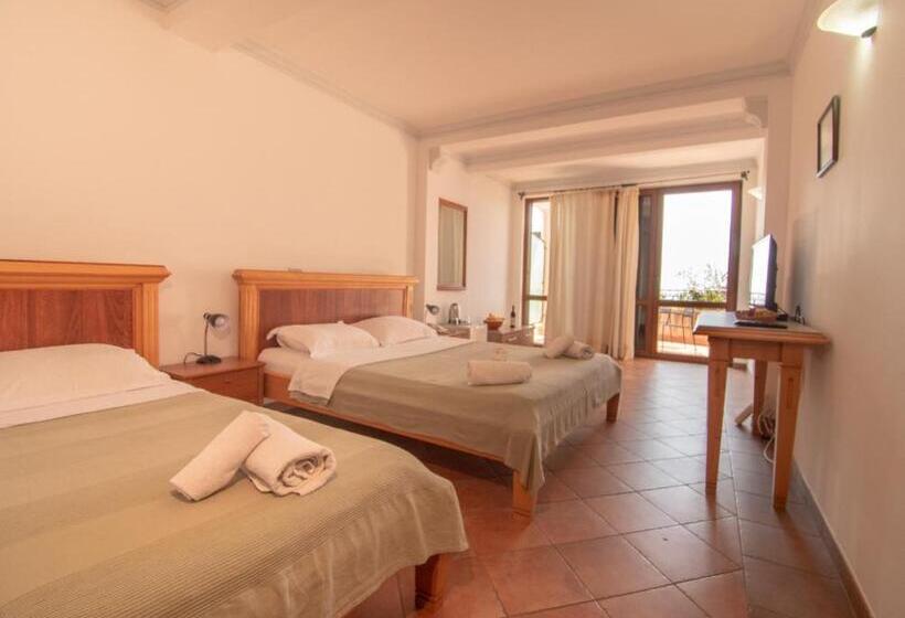 اتاق استاندارد سه تخته با بالکن, Apartments And Rooms Levantin Inn