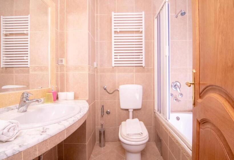 اتاق استاندارد سه تخته با بالکن, Apartments And Rooms Levantin Inn