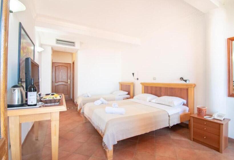 اتاق استاندارد سه تخته با بالکن, Apartments And Rooms Levantin Inn