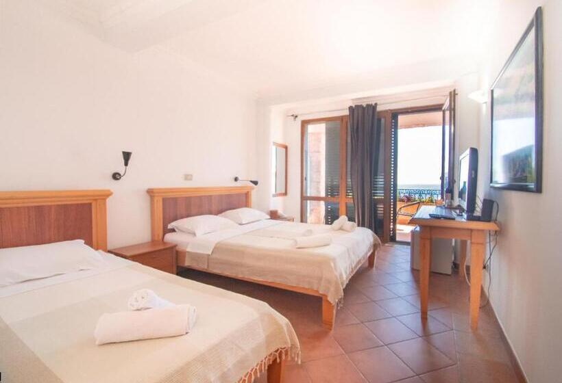 اتاق استاندارد سه تخته با بالکن, Apartments And Rooms Levantin Inn