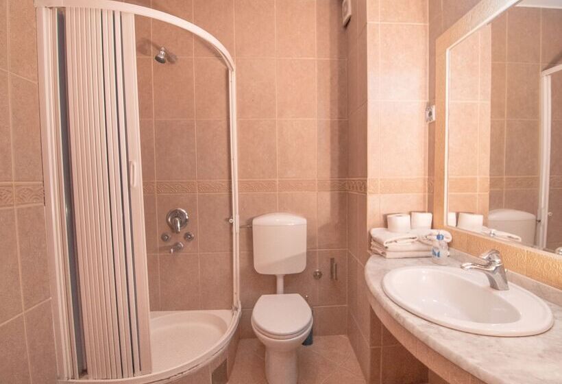 اتاق استاندارد سه تخته با بالکن, Apartments And Rooms Levantin Inn