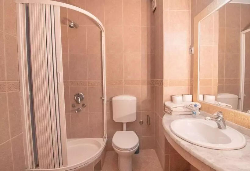 اتاق استاندارد سه تخته با بالکن, Apartments And Rooms Levantin Inn