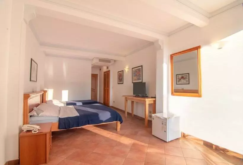 اتاق استاندارد سه تخته با بالکن, Apartments And Rooms Levantin Inn