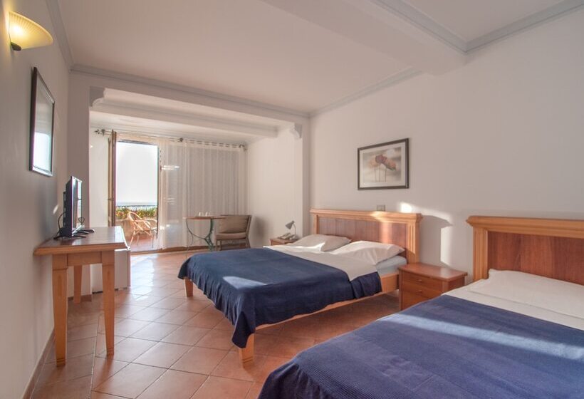 اتاق استاندارد سه تخته با بالکن, Apartments And Rooms Levantin Inn