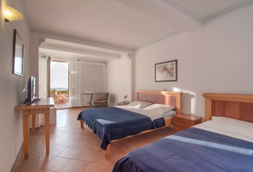 اتاق استاندارد سه تخته با بالکن, Apartments And Rooms Levantin Inn