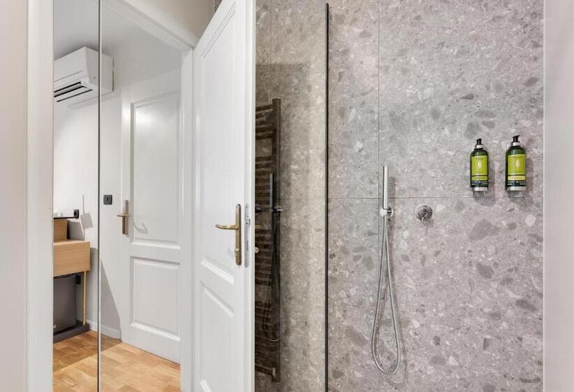 اتاق اکونومی, Bloom