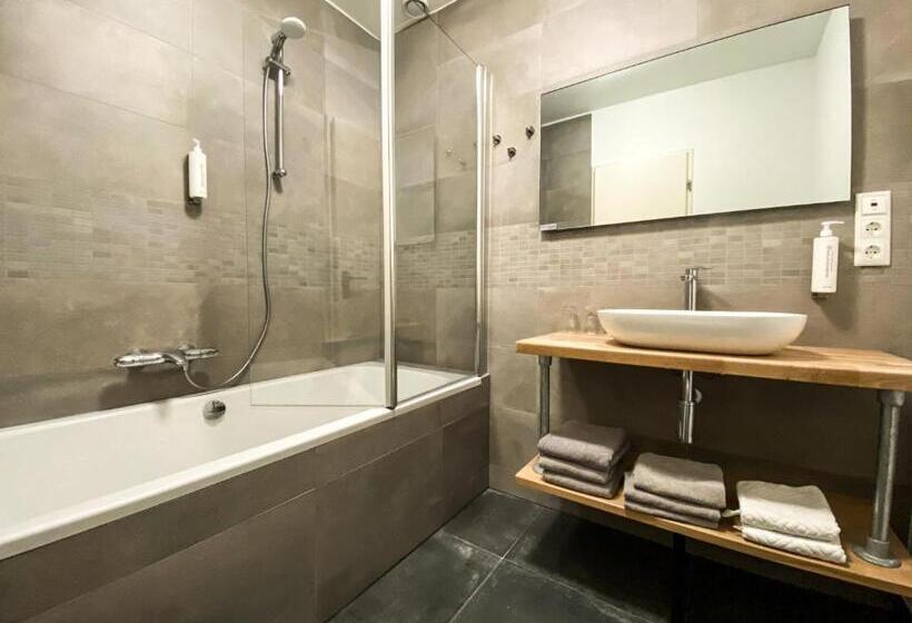 디럭스 룸, Crasborn Thorn