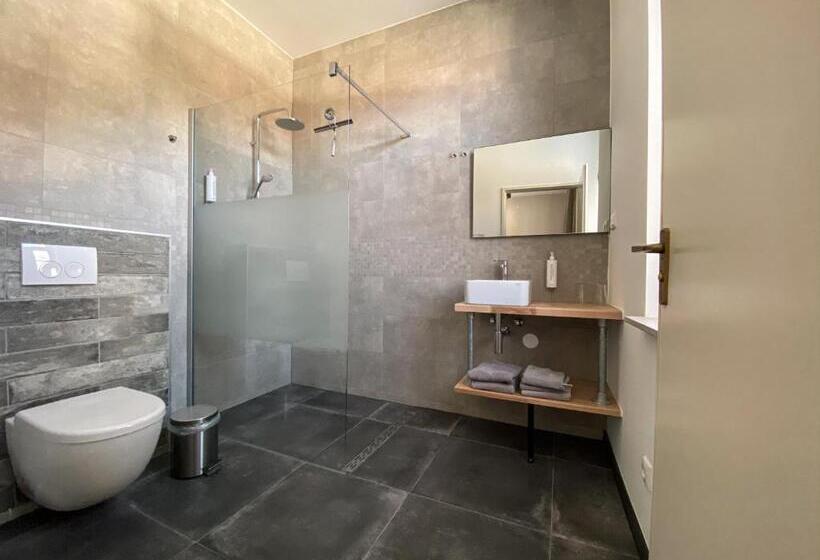 디럭스 룸, Crasborn Thorn