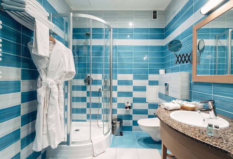 חדר משפחתי, Forrestmix Club