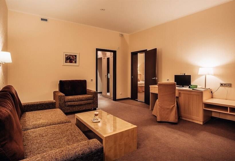 חדר משפחתי, Forrestmix Club