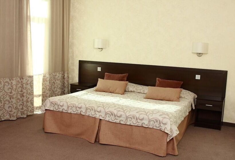 חדר משפחתי, Forrestmix Club