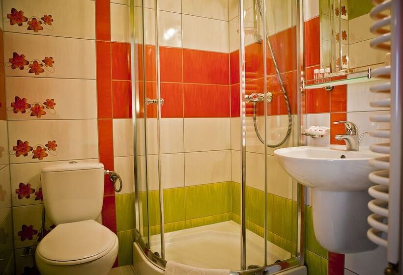 غرفة قياسية ثلاثية, Helan Family & Spa