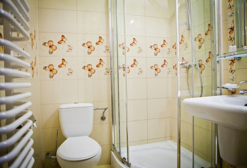 غرفة قياسية ثلاثية, Helan Family & Spa