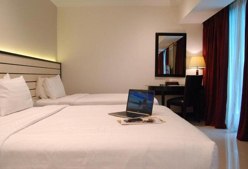 חדר דלוקס לשלושה, Pacific Palace