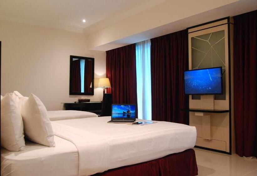 חדר דלוקס לשלושה, Pacific Palace