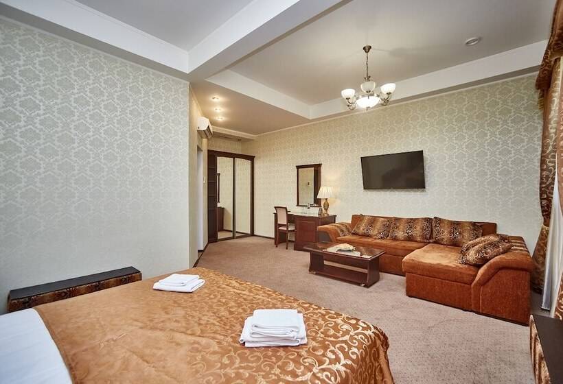 سوییت جونیور, Royal Street