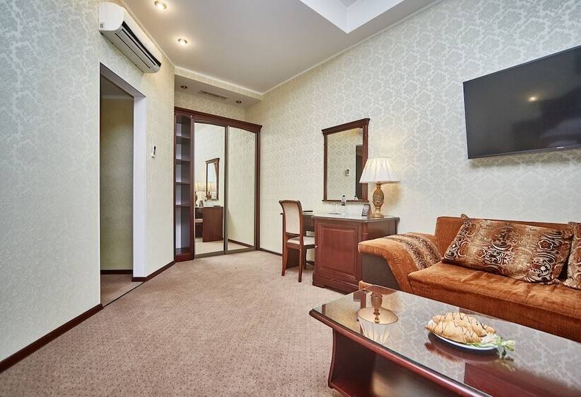 سوییت جونیور, Royal Street